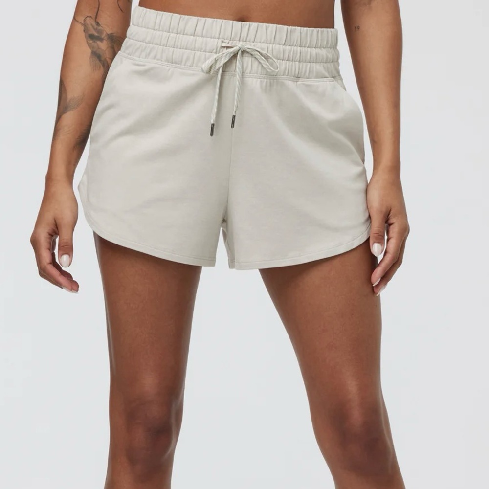 NWT Vuori Halo Performance Short 2.0 in Ecru Heather